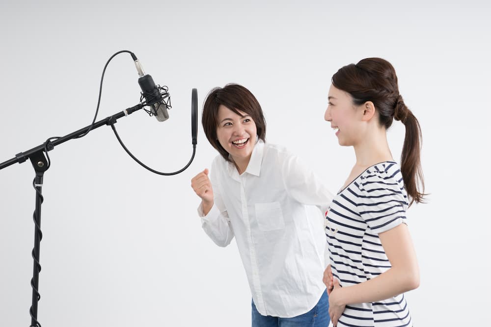 ボイストレーニングをする2人