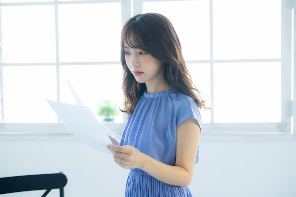 譜面を見る女性