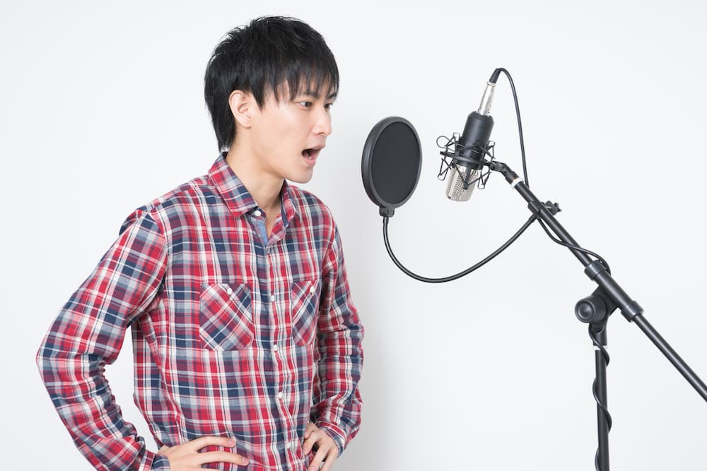 ボイトレをする男性