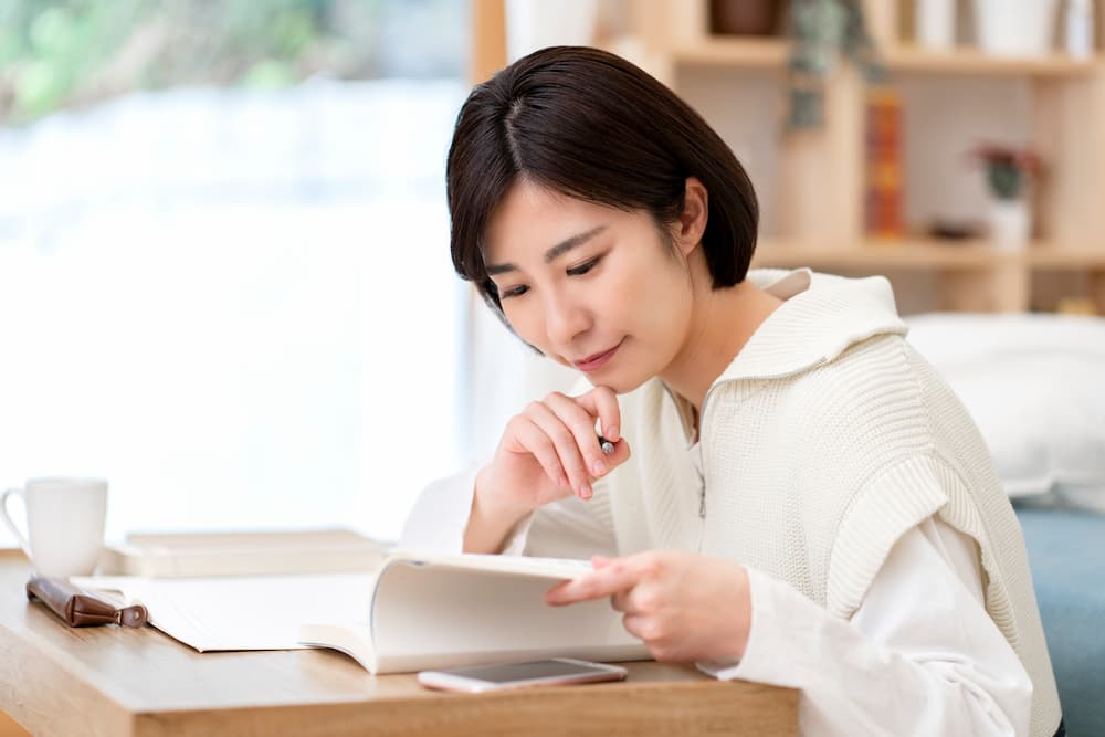 考える女性