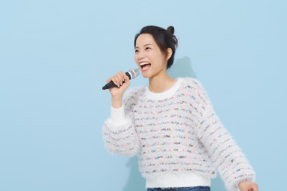 歌う女性